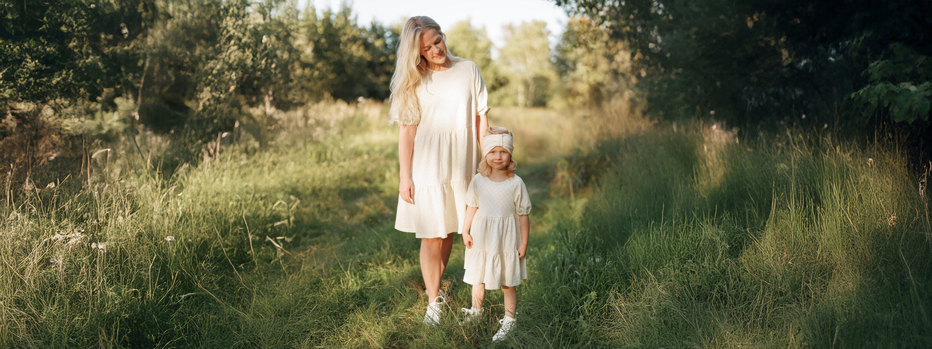 Samanlaiset vaatteet tai asusteet lapsen kanssa