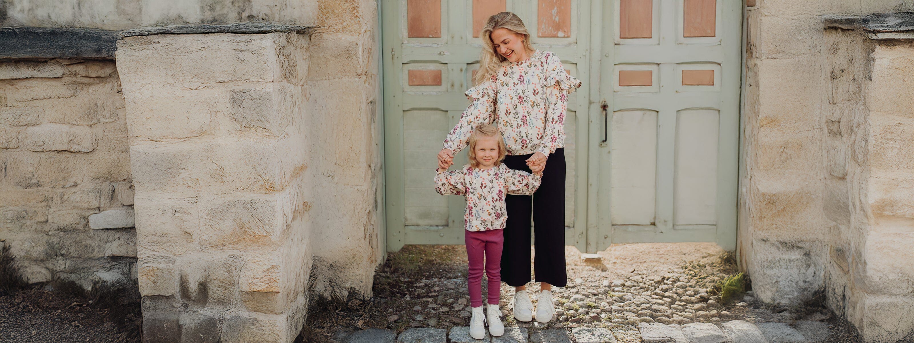 Samanlaiset vaatteet tai asusteet lapsen kanssa