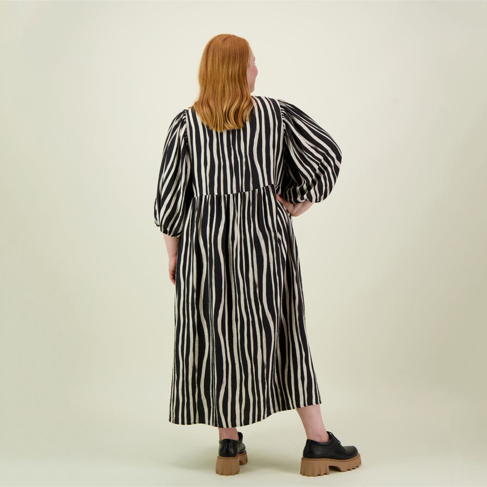 ALLEY VOLUME SLEEVE MIDI MEKKO | LICORICE Secret Places