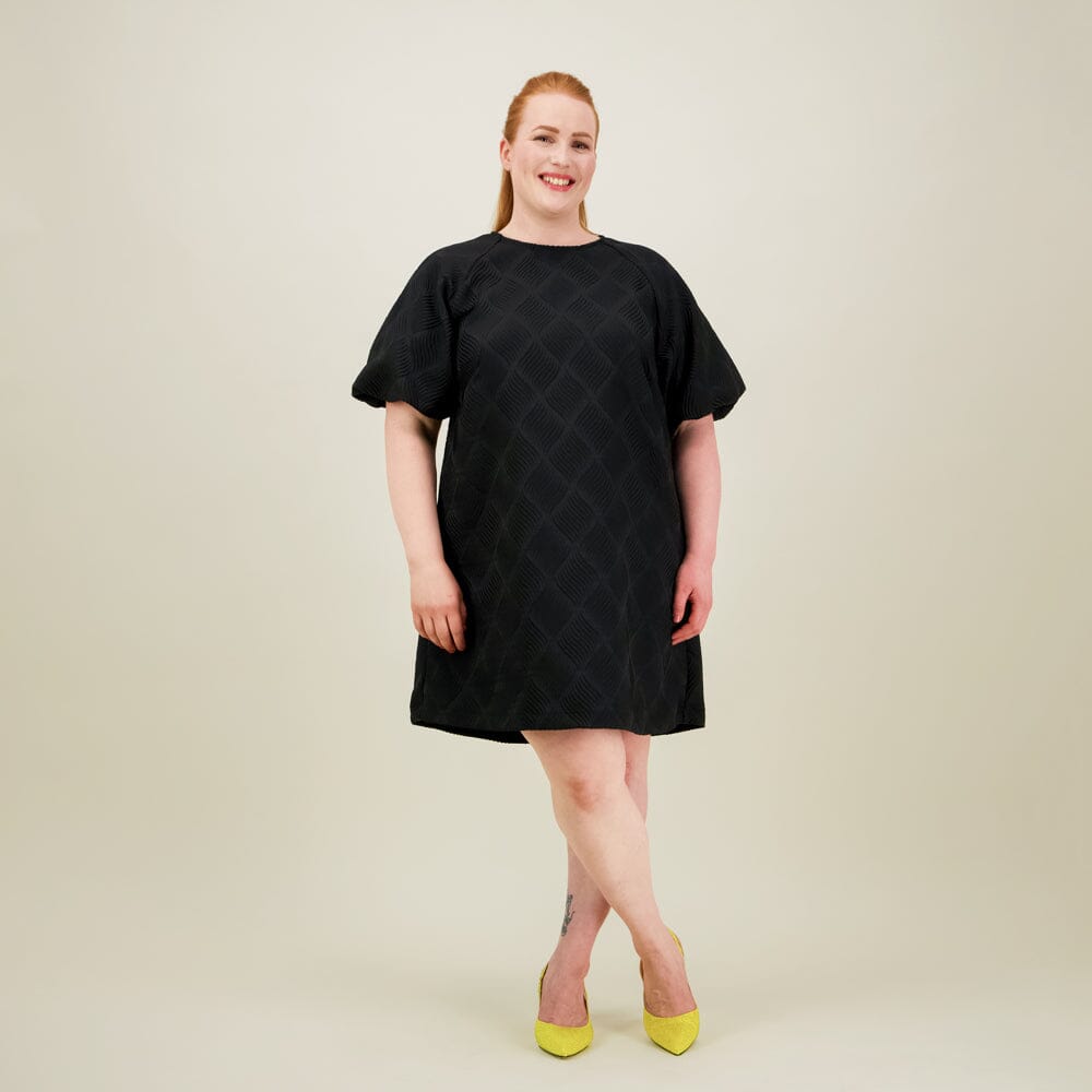 Naisten lyhyt musta jacquard-mekko lyhyillä puhvihihoilla