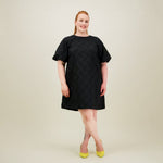 Naisten lyhyt musta jacquard-mekko lyhyillä puhvihihoilla