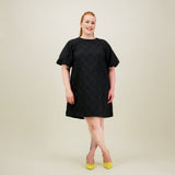 Naisten lyhyt musta jacquard-mekko lyhyillä puhvihihoilla