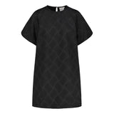 tuotekuva jossa naisten lyhyt musta jacquard-mekko lyhyillä puhvihihoilla