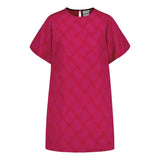 tuotekuva naisten lyhyt jacquard-mekko oranssilla pohjalla ja pinkillä kuosilla, lyhyillä puhvihihoilla.