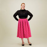 Naisten midimittainen pinkki-oranssi jacquard-hame vyötärön laskoksilla ja vetoketjukiinnityksellä.