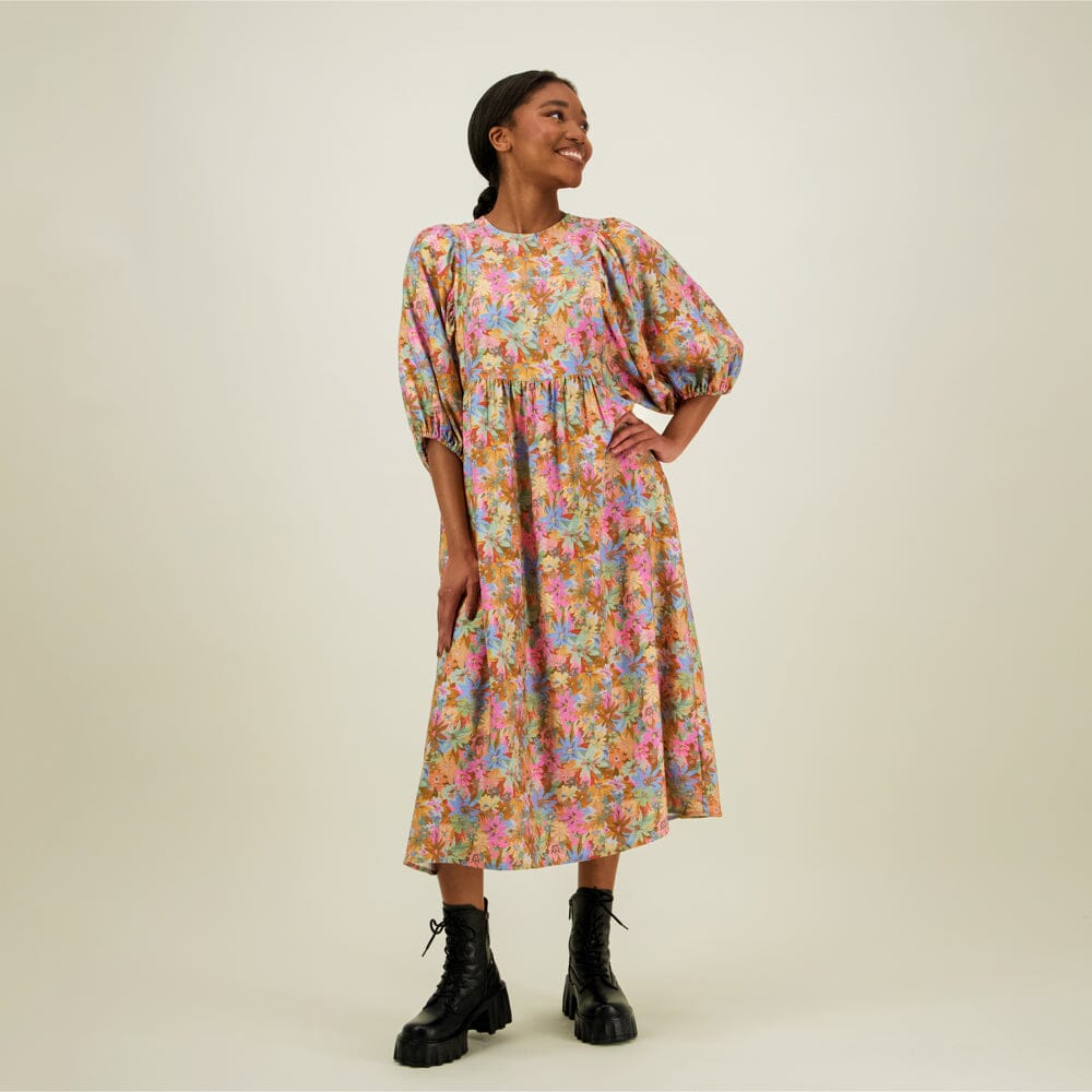 Naisten midimittainen mekko puolipitkillä puhvihihoilla ja sivutaskuilla, mekko yhdistetty mustiin maihareihin. 