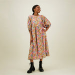 Naisten midimittainen mekko puolipitkillä puhvihihoilla ja sivutaskuilla, mekko yhdistetty mustiin maihareihin. 