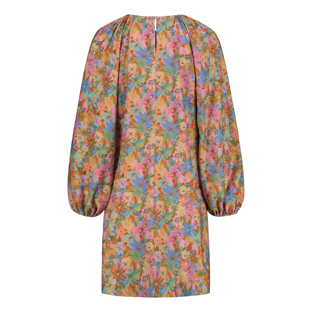 Tuotekuva takaa naisten tunikamallinen viskoosimekko Cynthia De Vitin kuosilla, pitkät puhvihihat ja sivutaskut