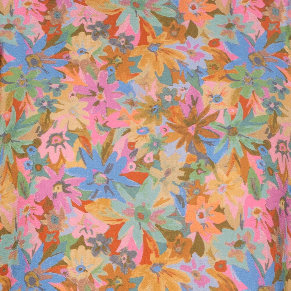 Lähikuva Lilly kuosista, monivärinen kukkakuosi. 