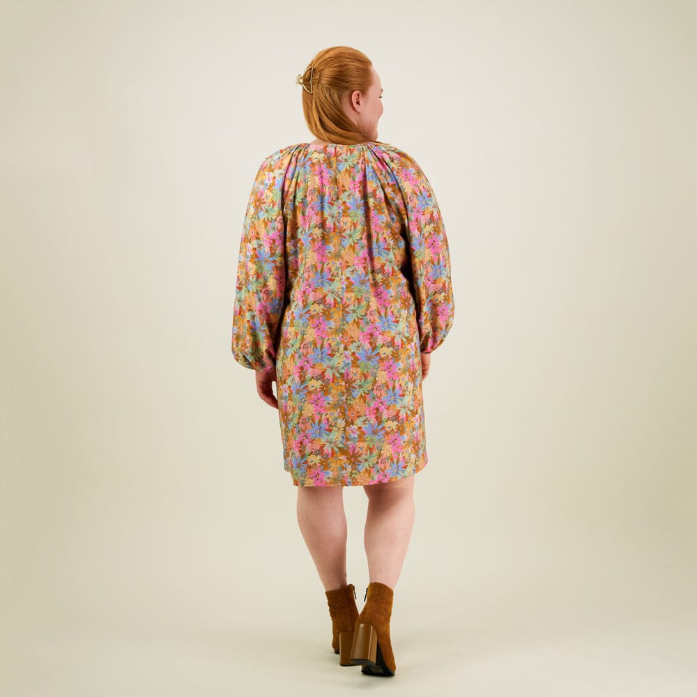 Kuva mallista takaa päin naisten tunikamallinen viskoosimekko Cynthia De Vitin kuosilla, pitkät puhvihihat ja sivutaskut