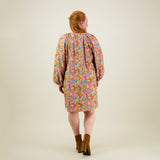 Kuva mallista takaa päin naisten tunikamallinen viskoosimekko Cynthia De Vitin kuosilla, pitkät puhvihihat ja sivutaskut