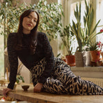 Naisten musta pitsipaita korkealla kauluksella ja pitkillä hihoilla, malli istuu kuvassa, paita on yhdistetty Sophy licorice housuihin. 