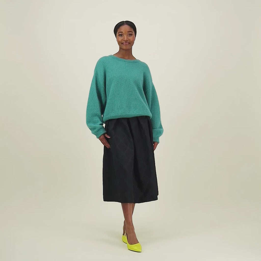 video jossa esitellään tämä naisten midimittainen musta jacquard-hame vyötärön laskoksilla ja vetoketjukiinnityksellä.