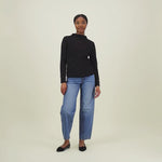 video jossa naisten musta pitsipaita korkealla kauluksella ja pitkillä hihoilla.