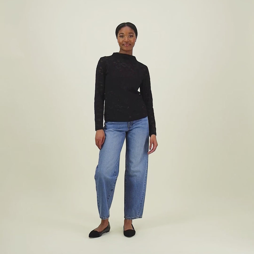 video jossa naisten musta pitsipaita korkealla kauluksella ja pitkillä hihoilla.