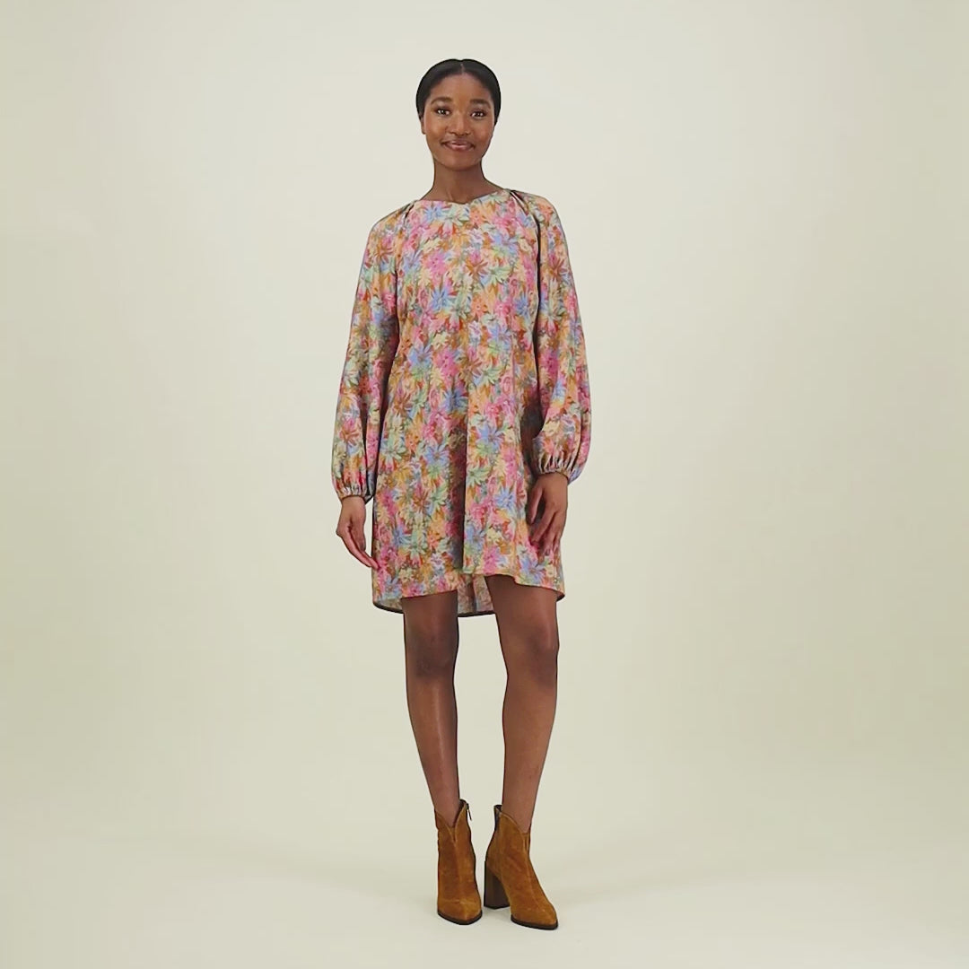 video jossa malli esittelee naisten tunikamallinen viskoosimekko Cynthia De Vitin kuosilla, pitkät puhvihihat ja sivutaskut