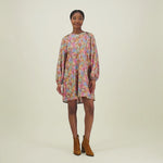 video jossa malli esittelee naisten tunikamallinen viskoosimekko Cynthia De Vitin kuosilla, pitkät puhvihihat ja sivutaskut