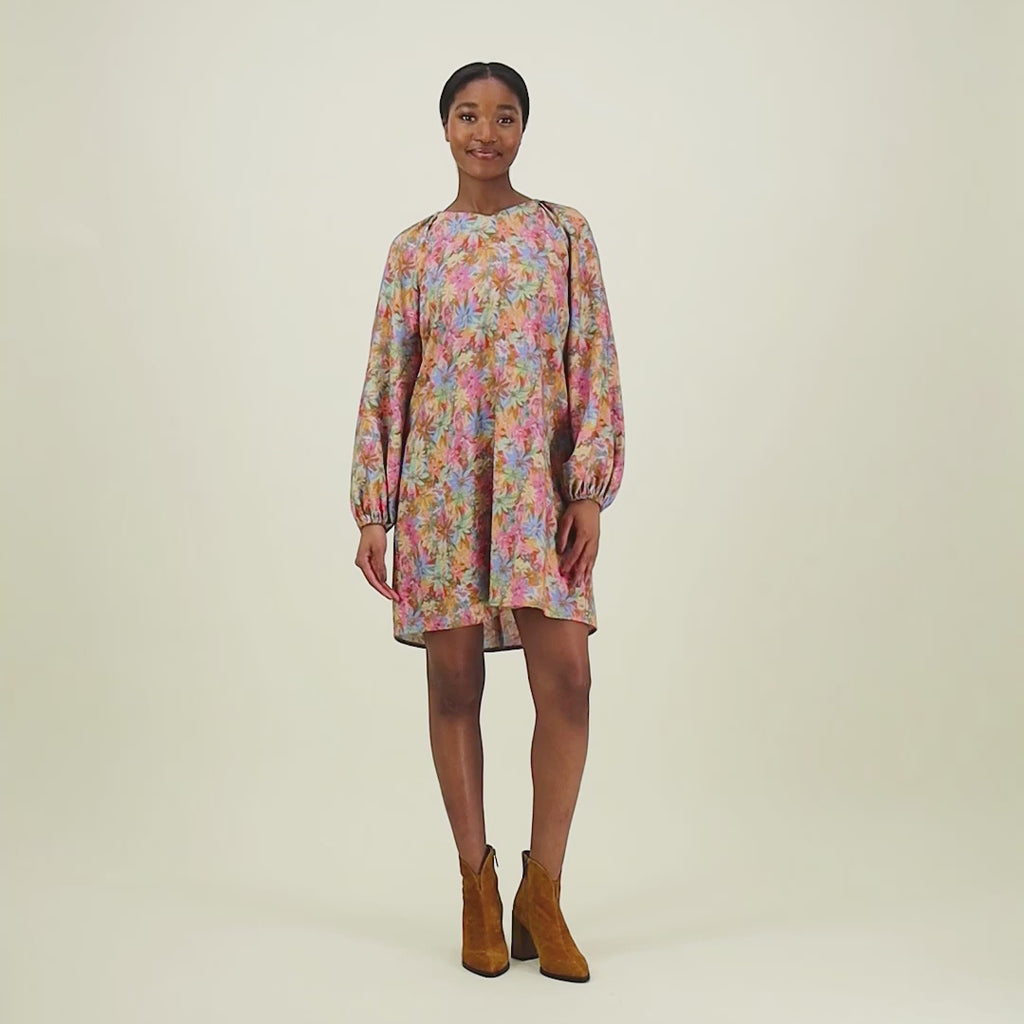 video jossa malli esittelee naisten tunikamallinen viskoosimekko Cynthia De Vitin kuosilla, pitkät puhvihihat ja sivutaskut