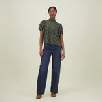 video jossa malli esittelee naisten vihreä läpikuultava pitsitoppi korkealla kauluksella ja lyhyillä kerrostetuilla frillahihoilla.