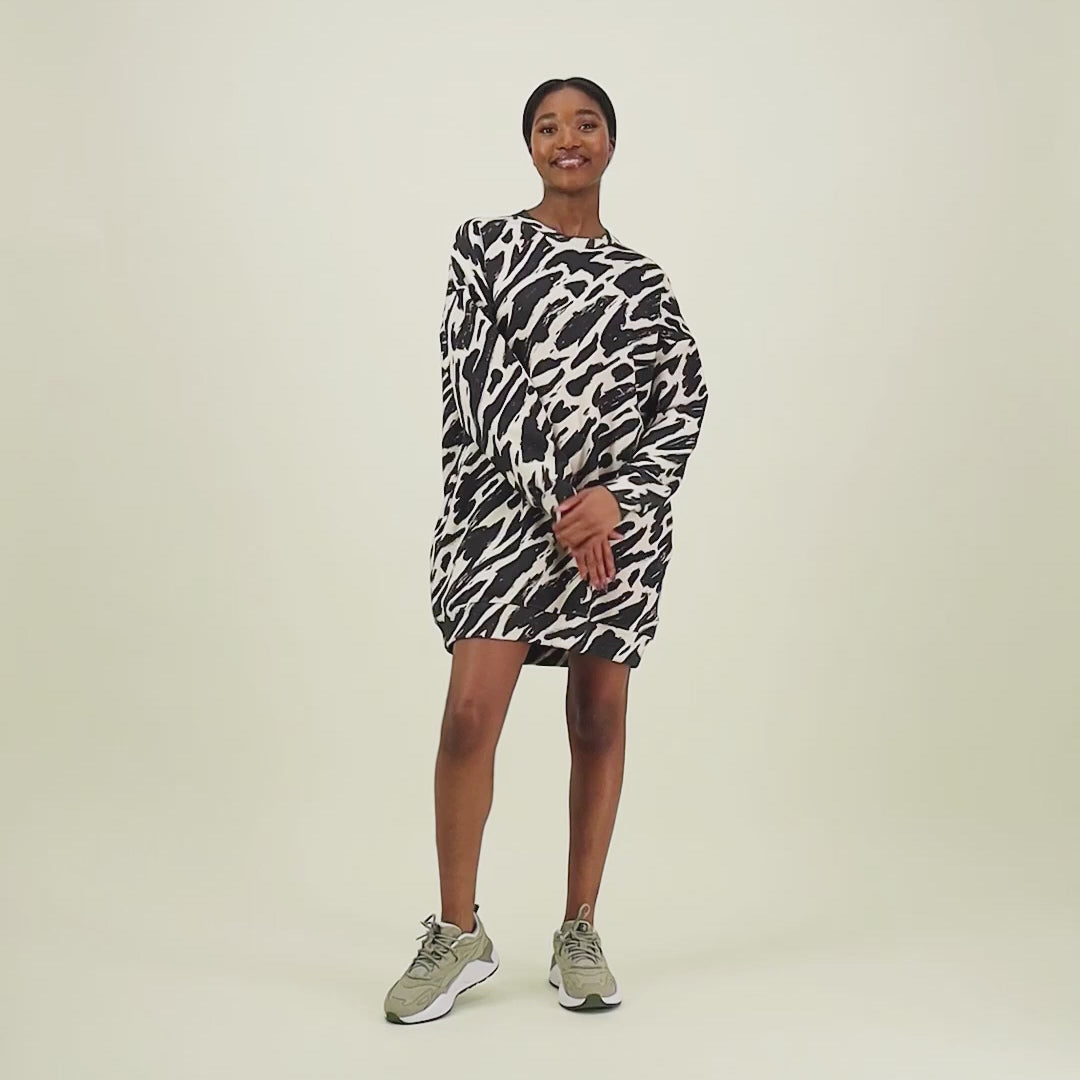 video jossa naisten oversize-mallinen polvimittainen mustavalkoinen collegemekko sivutaskuilla.