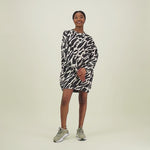 video jossa naisten oversize-mallinen polvimittainen mustavalkoinen collegemekko sivutaskuilla.