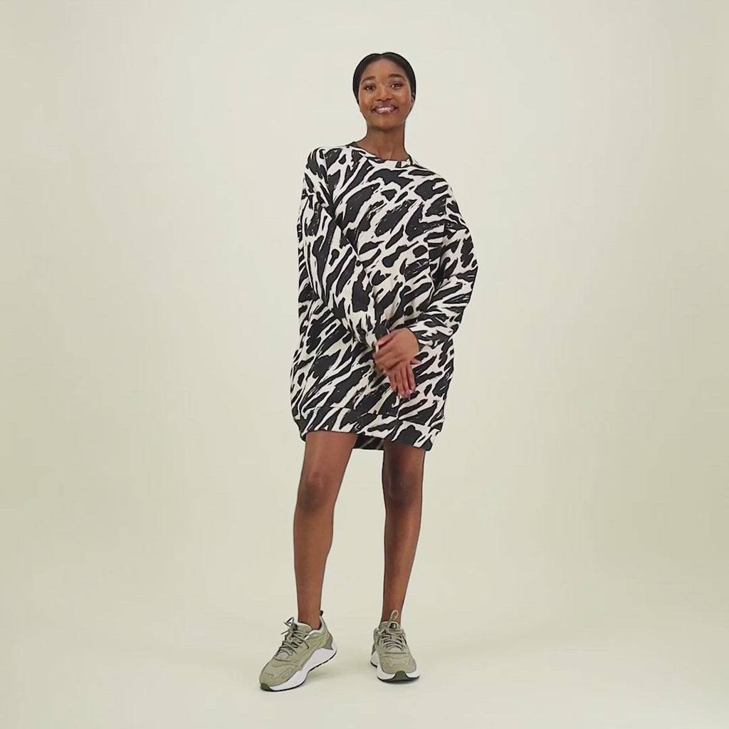 video jossa naisten oversize-mallinen polvimittainen mustavalkoinen collegemekko sivutaskuilla.