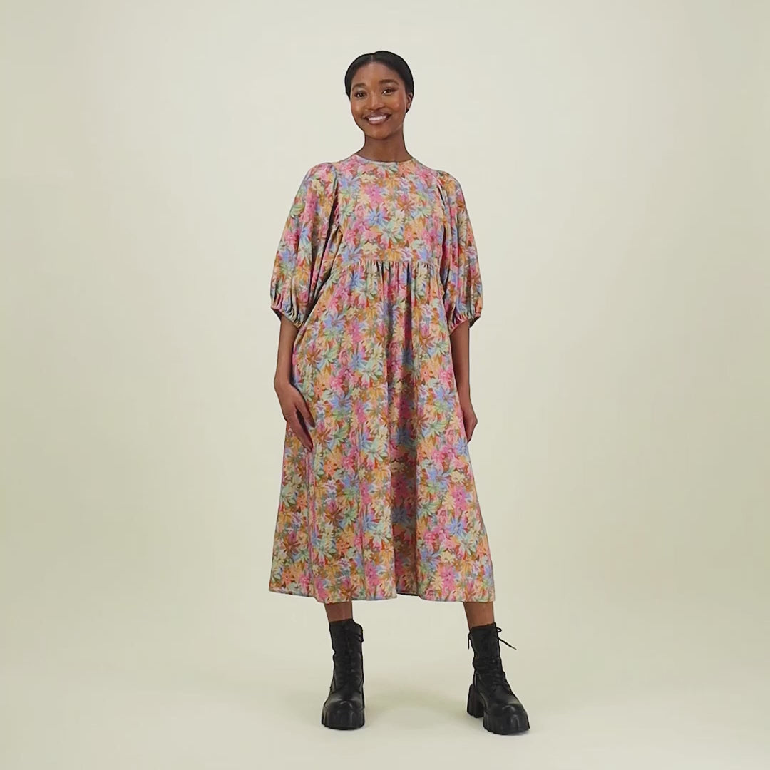 video jossa malli esittelee naisten midimittainen mekko puolipitkillä puhvihihoilla ja sivutaskuilla.