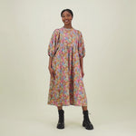 video jossa malli esittelee naisten midimittainen mekko puolipitkillä puhvihihoilla ja sivutaskuilla.