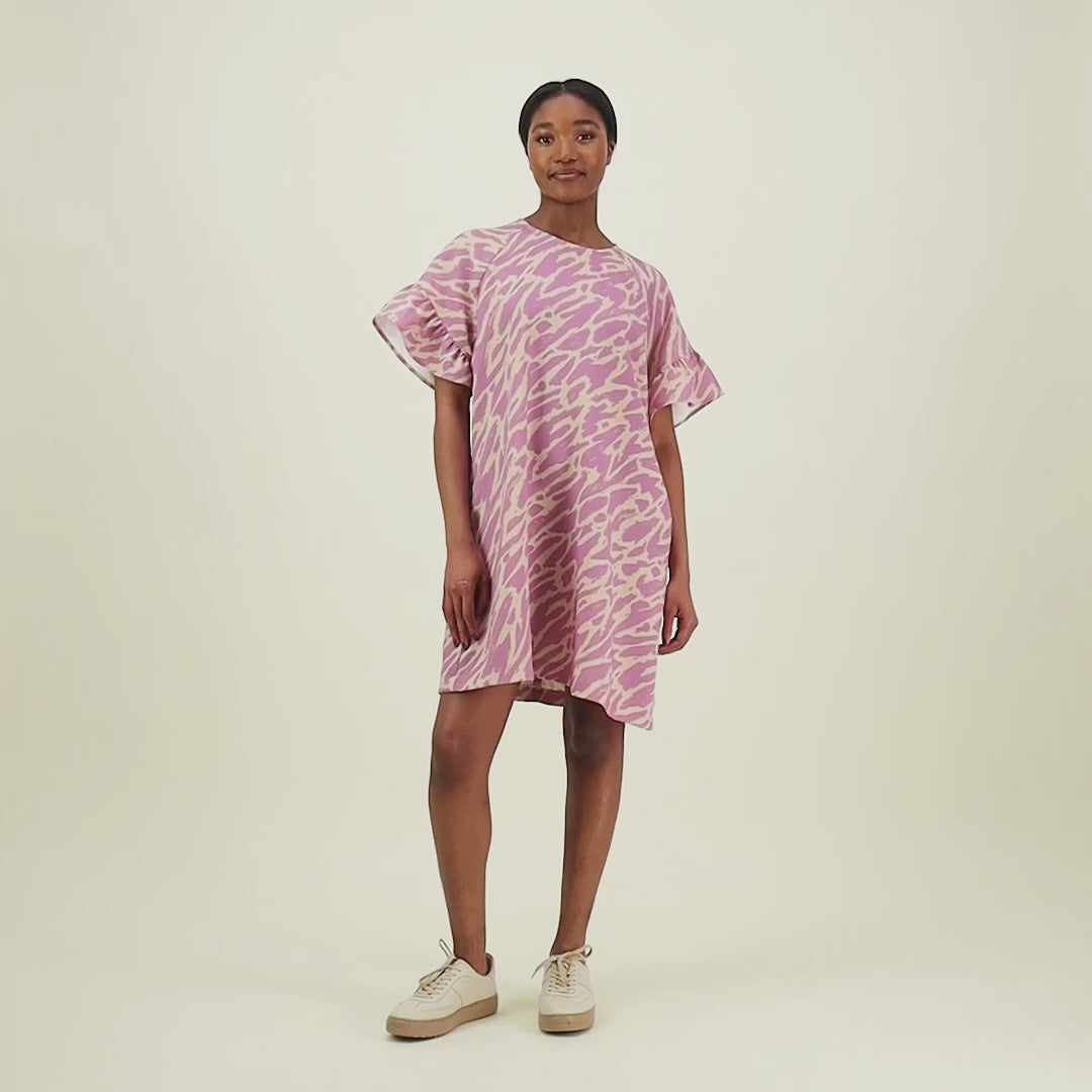 video jossa malli esittelee Naisten lyhyt suoralinjainen purple-sävyinen mekko kierrätyspolyesterista, frillahihoilla ja sivutaskuilla.