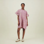 video jossa malli esittelee Naisten lyhyt suoralinjainen purple-sävyinen mekko kierrätyspolyesterista, frillahihoilla ja sivutaskuilla.