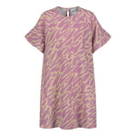 Lähikuva tuotteesta naisten lyhyt suoralinjainen purple-sävyinen mekko kierrätyspolyesterista, frillahihoilla ja sivutaskuilla.