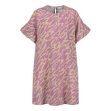 Lähikuva tuotteesta naisten lyhyt suoralinjainen purple-sävyinen mekko kierrätyspolyesterista, frillahihoilla ja sivutaskuilla.