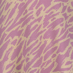 lähikuva kuosista Sophy Purple, lila-beige sävyinen kuosi. 