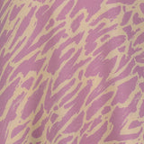 lähikuva kuosista Sophy Purple, lila-beige sävyinen kuosi. 