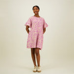 Naisten lyhyt suoralinjainen purple-sävyinen mekko kierrätyspolyesterista, frillahihoilla ja sivutaskuilla.