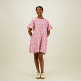 Naisten lyhyt suoralinjainen purple-sävyinen mekko kierrätyspolyesterista, frillahihoilla ja sivutaskuilla.