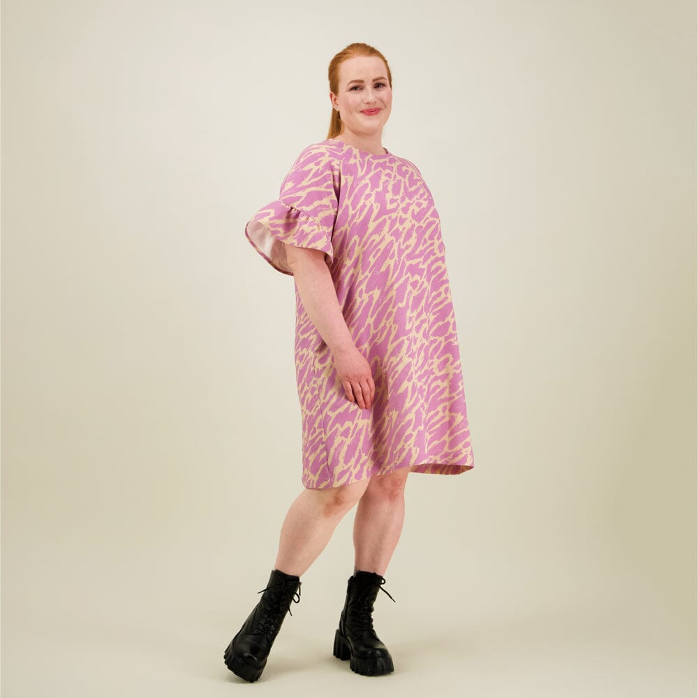 Naisten lyhyt suoralinjainen purple-sävyinen mekko kierrätyspolyesterista, frillahihoilla ja sivutaskuilla.