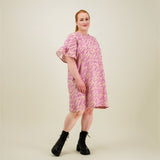 Naisten lyhyt suoralinjainen purple-sävyinen mekko kierrätyspolyesterista, frillahihoilla ja sivutaskuilla.