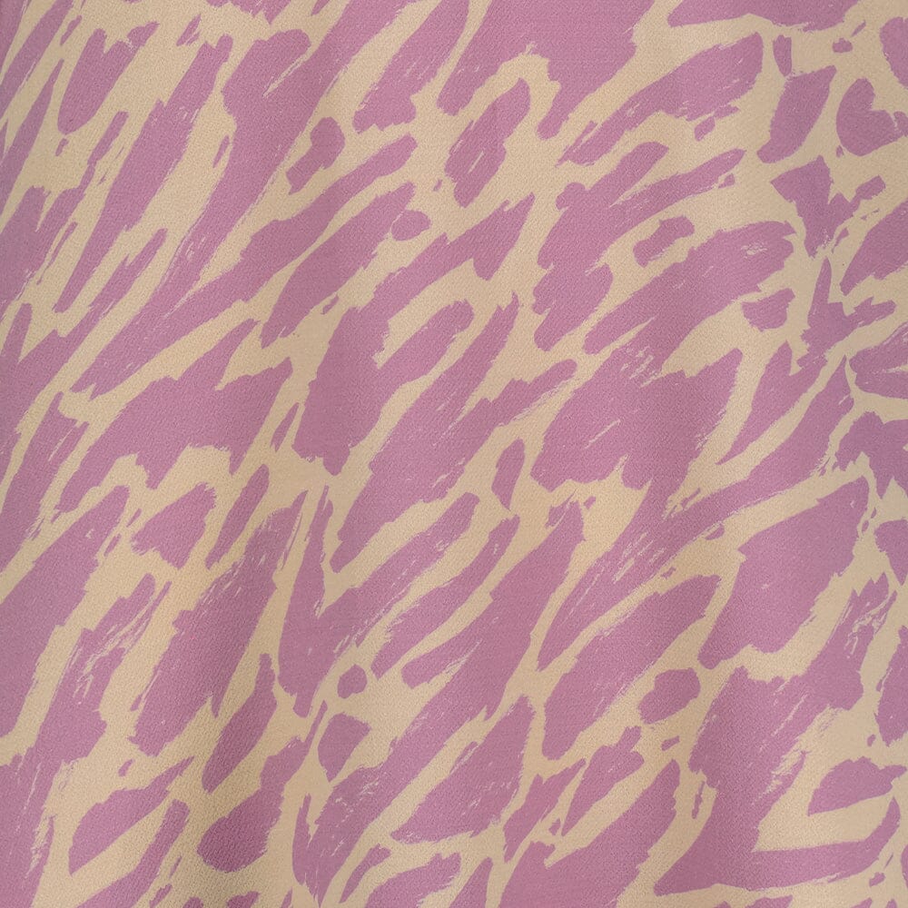 Lähikuva tuotteen kuosista Sophy purple joka on graafinen kuosi