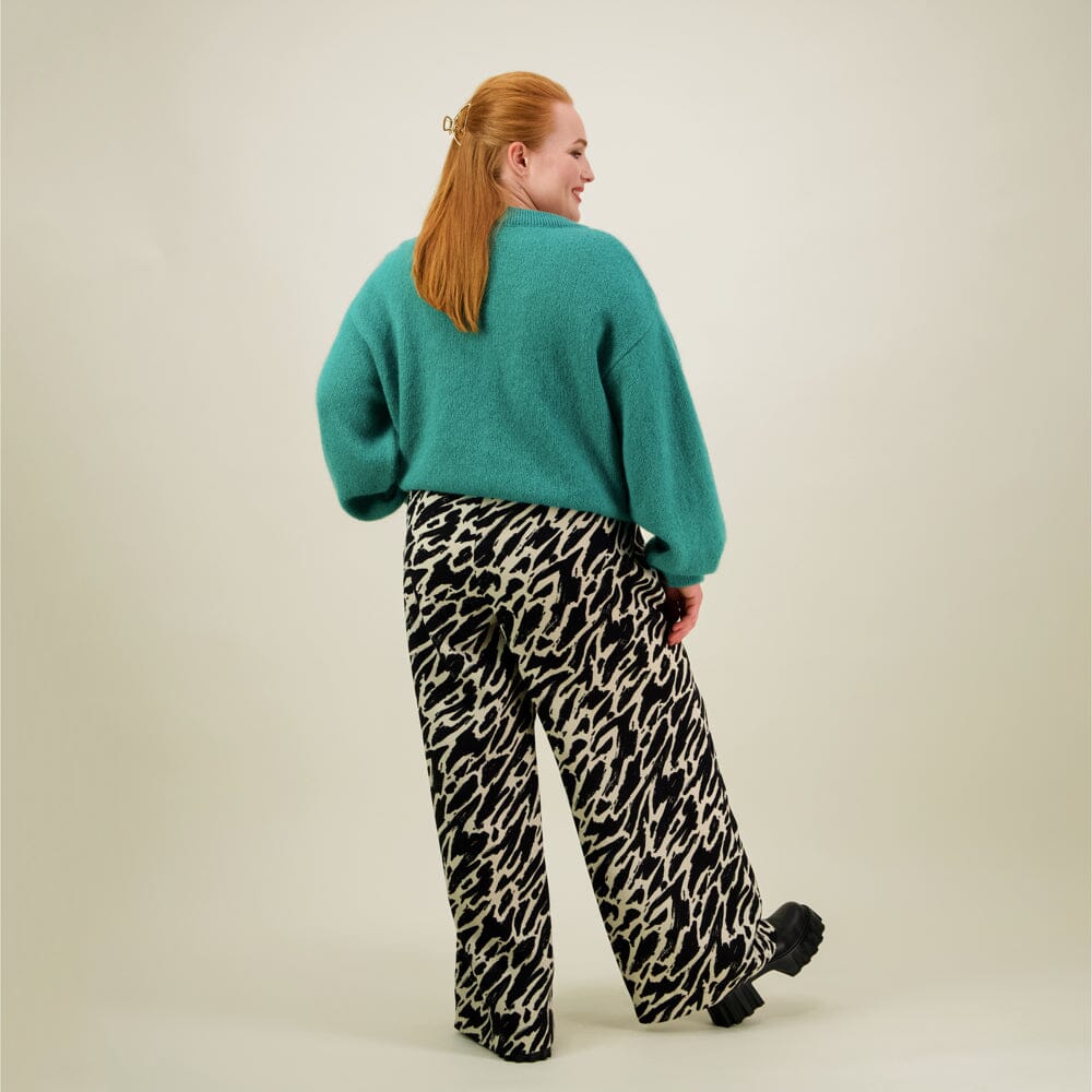 Naisten mustat suoralinjaiset housut kierrätyspolyesterista, reilunmittaisilla lahkeilla ja sivutaskuilla. Housut yhdistetty Mohair sweater neulepaitaan värissä Wasabi. 