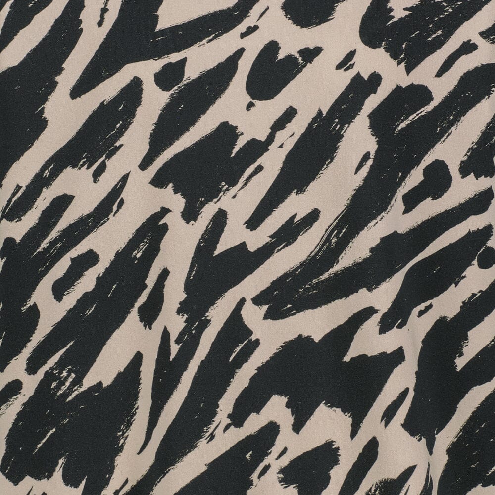 lähikuva jossa sophy licorice kuosista, graafinen musta-beige kuosi.