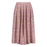 Tuotekuva jossa naisten midimittainen purple-sävyinen laskostettu hame kierrätyspolyesterista, joustavalla vyötäröllä ja sivutaskuilla.