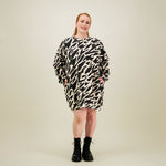 Naisten oversize-mallinen polvimittainen mustavalkoinen collegemekko sivutaskuilla.