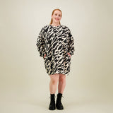 Naisten oversize-mallinen polvimittainen mustavalkoinen collegemekko sivutaskuilla.