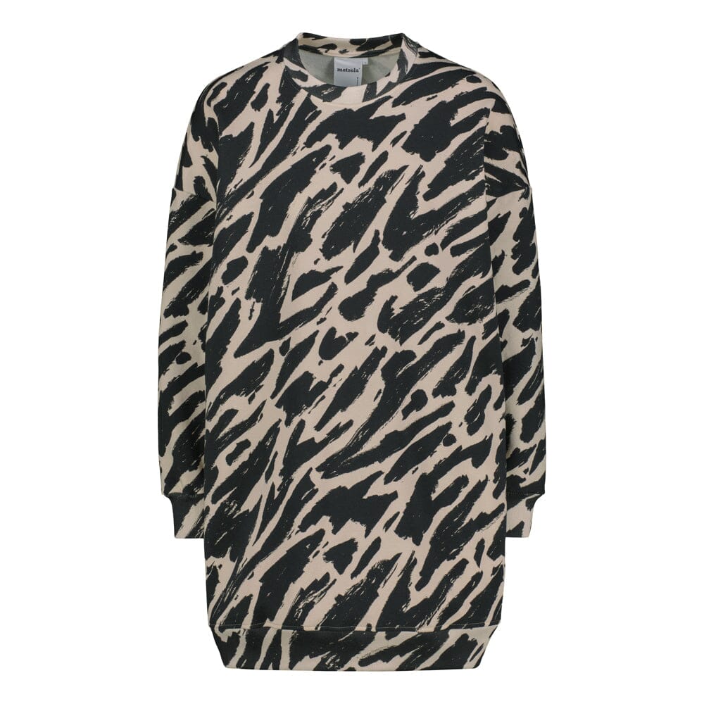 tuotekuva jossa on naisten oversize-mallinen polvimittainen mustavalkoinen collegemekko sivutaskuilla.