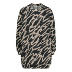 tuotekuva jossa on naisten oversize-mallinen polvimittainen mustavalkoinen collegemekko sivutaskuilla.