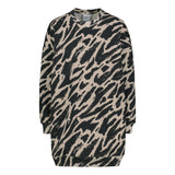 tuotekuva jossa on naisten oversize-mallinen polvimittainen mustavalkoinen collegemekko sivutaskuilla.