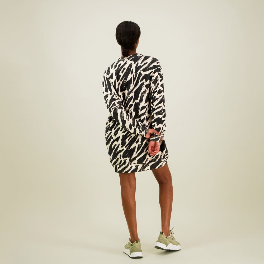 Naisten oversize-mallinen polvimittainen mustavalkoinen collegemekko sivutaskuilla takaa päin. 