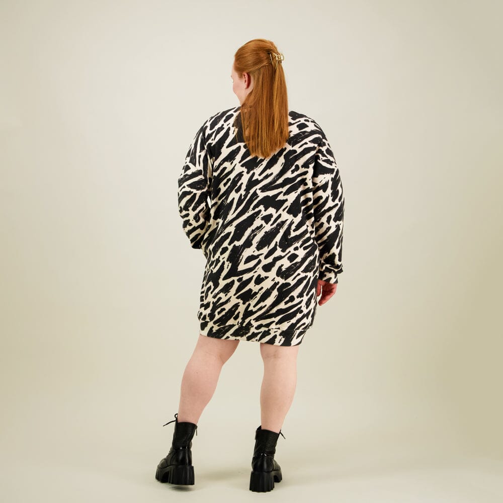 Naisten oversize-mallinen polvimittainen mustavalkoinen collegemekko sivutaskuilla, kuva takaa päin. 