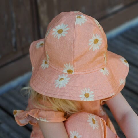 Sweet Daisy Muslin -Kesähattu | Peachy Hattu Dancing In The Sunshine
